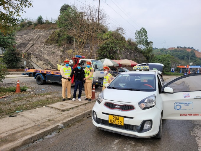 hoa binh doi tuong van chuyen 200 vien hong phien bi csgt phat hien hinh 1