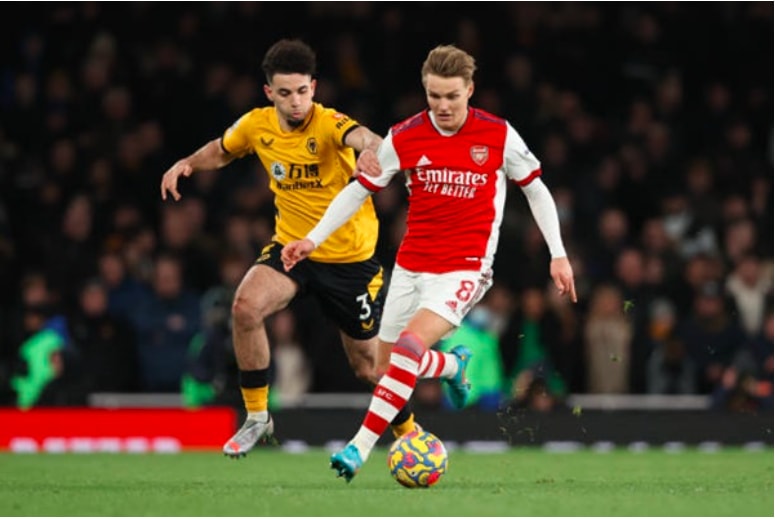 arsenal thang nguoc kich tinh truoc wolves o phut bu gio hinh 2