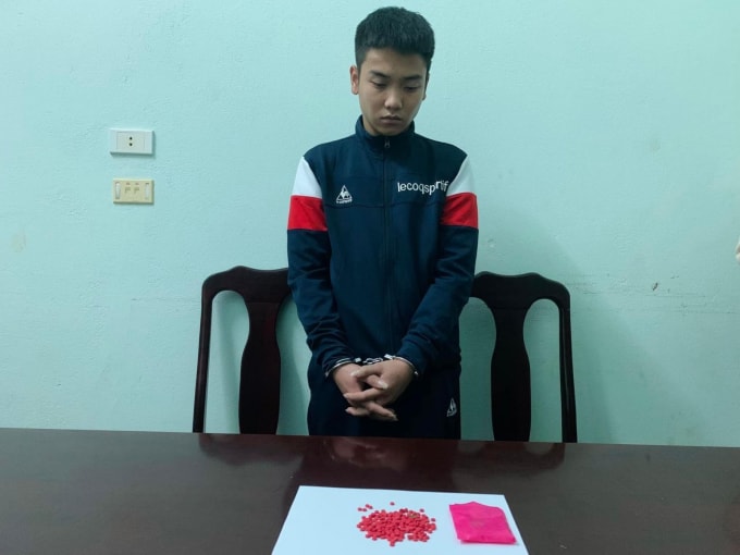 gia dang lam hoc sinh de mang 196 vien hong phien di ban le hinh 1