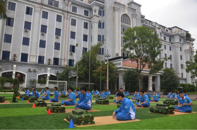 ben trong ngoi truong chuyen day hoc sinh ca biet hinh 1