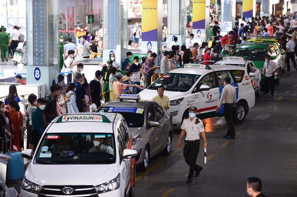 tai xe taxi hoat dong tai cang hang khong tan son nhat phai co the nhan dien hinh 1