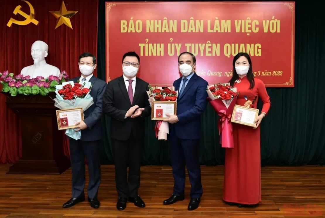 doan cong tac bao nhan dan tham va lam viec tai tinh tuyen quang hinh 2