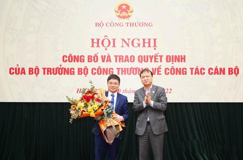 bo nhiem nha bao nguyen van minh giu chuc vu pho tong bien tap bao cong thuong hinh 2
