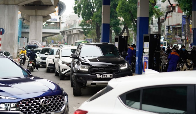 nguoi dan xep hang dai cho day binh do lo xang tang gia hinh 2