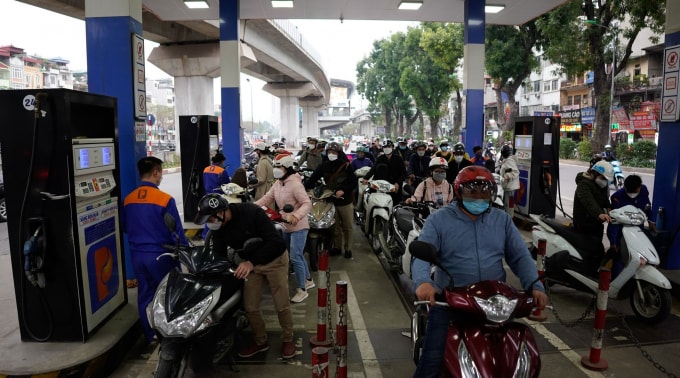 nguoi dan xep hang dai cho day binh do lo xang tang gia hinh 1