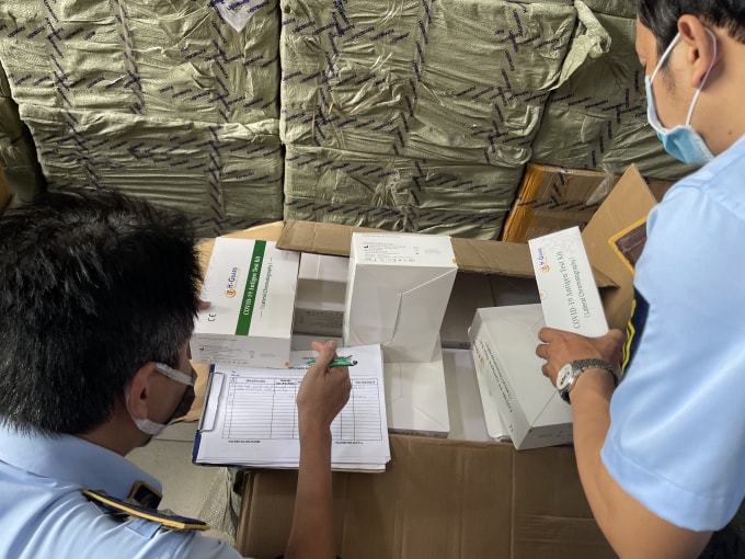 tphcm thu giu 60000 kit test covid 19 va 80000 vien lien hoa thanh on hinh 1