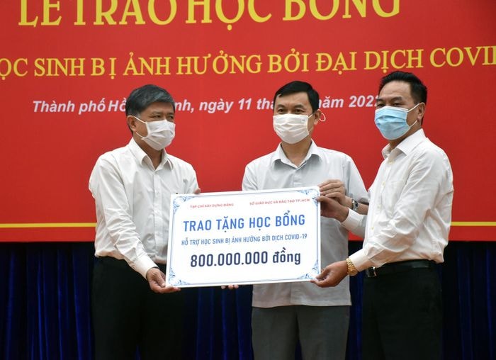 tap chi xay dung dang trao 100 suat hoc bong ho tro hoc sinh bi anh huong boi dai dich covid 19 hinh 1