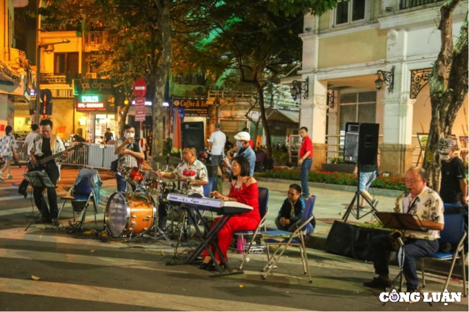 mo cua tro lai pho di bo ho hoan kiem hinh 1