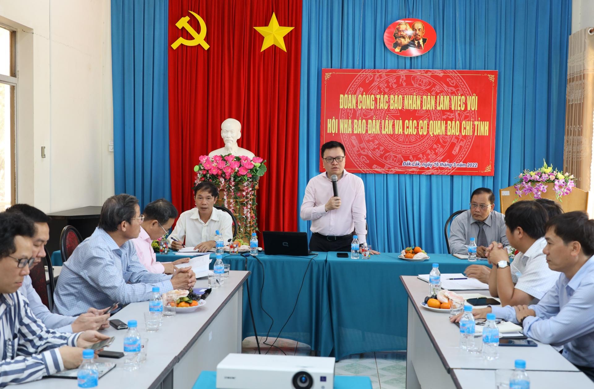 dong chi le quoc minh lam viec voi hoi nha bao tinh dak lak va cac co quan bao chi tren dia ban tinh hinh 1