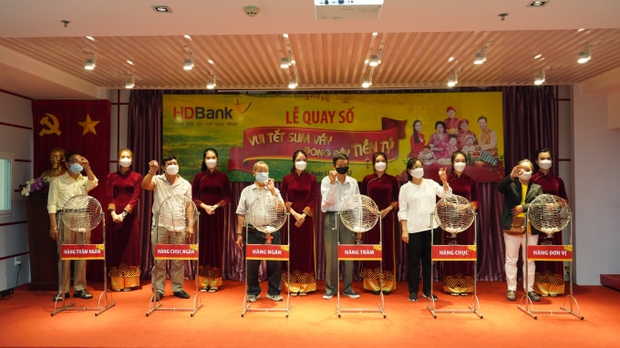 hdbank chuc mung khach hang trung 1 ty dong trong chuong trinh vui tet sum vay dong day tien ty hinh 3
