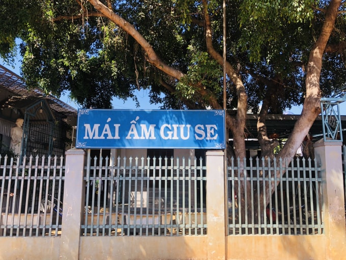 ong but giua doi thuong cua 127 dua tre kem may man hinh 1