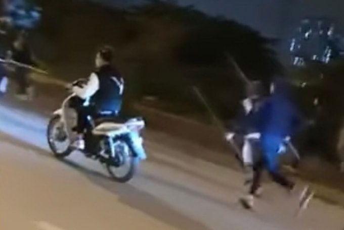 ha noi hang chuc thanh nien hon chien trong dem hinh 1