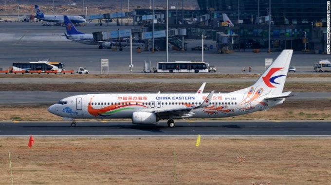chiec boeing 737 800 cua china eastern airlines bi roi co gi dac biet hinh 1