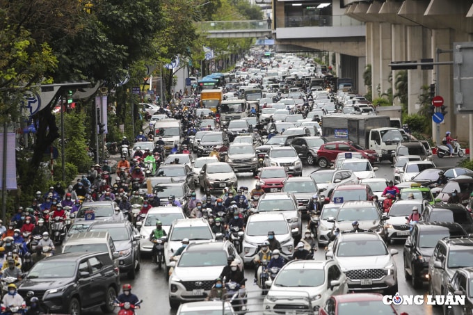 ha noi nhieu tuyen duong un tac gio cao diem sang nay do mua lon hinh 2