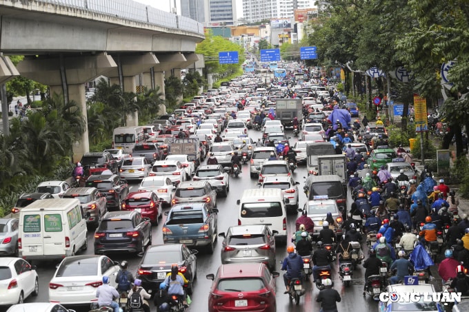 ha noi nhieu tuyen duong un tac gio cao diem sang nay do mua lon hinh 1