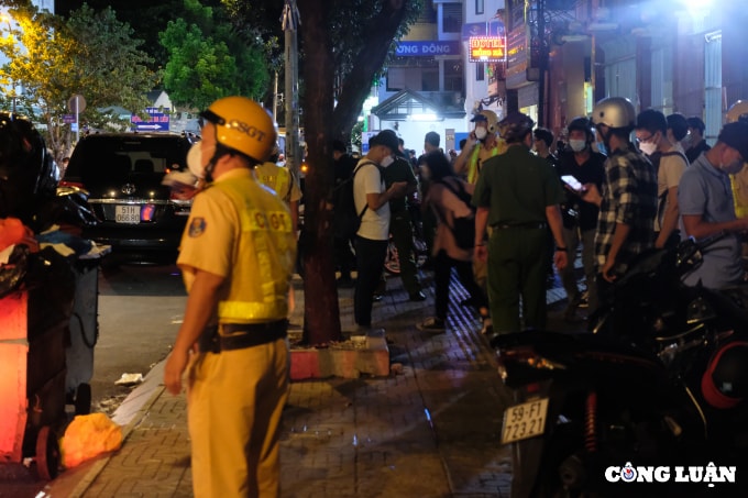 hinh anh cong an co mat tai nha rieng thuc hien lenh bat ba nguyen phuong hang hinh 2