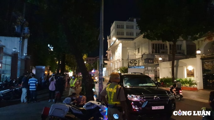 hinh anh cong an co mat tai nha rieng thuc hien lenh bat ba nguyen phuong hang hinh 6