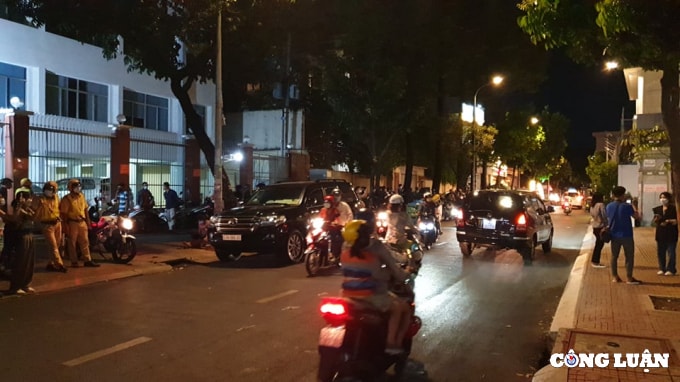 hinh anh cong an co mat tai nha rieng thuc hien lenh bat ba nguyen phuong hang hinh 5