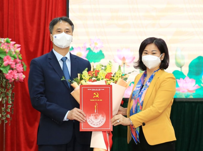 chanh van phong ubnd tp ha noi giu chuc vu bi thu huyen uy my duc hinh 1