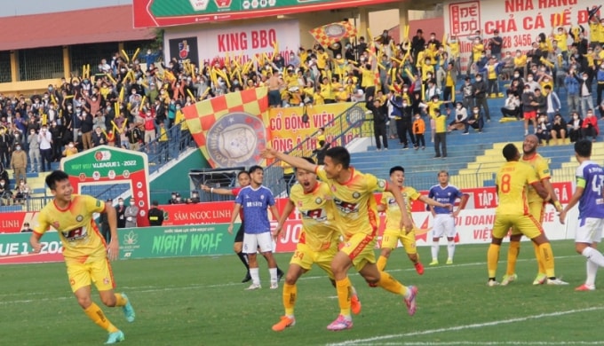 chu tich tinh thanh hoa tang thuong 200 trieu dong cho doi bong da dong a hinh 1