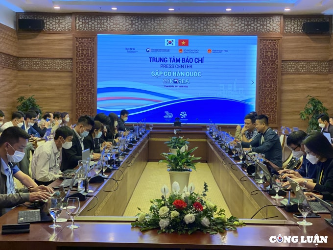 hon 60 phong vien nha bao dua tin tai hoi nghi gap go thanh hoa  han quoc hinh 1