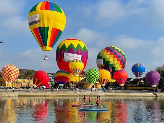 ruc ro sac mau ngay hoi khinh khi cau ben song hoai tp hoi an hinh 1