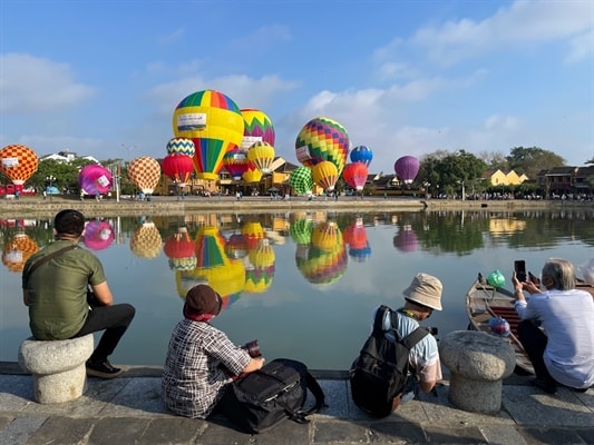 ruc ro sac mau ngay hoi khinh khi cau ben song hoai tp hoi an hinh 3