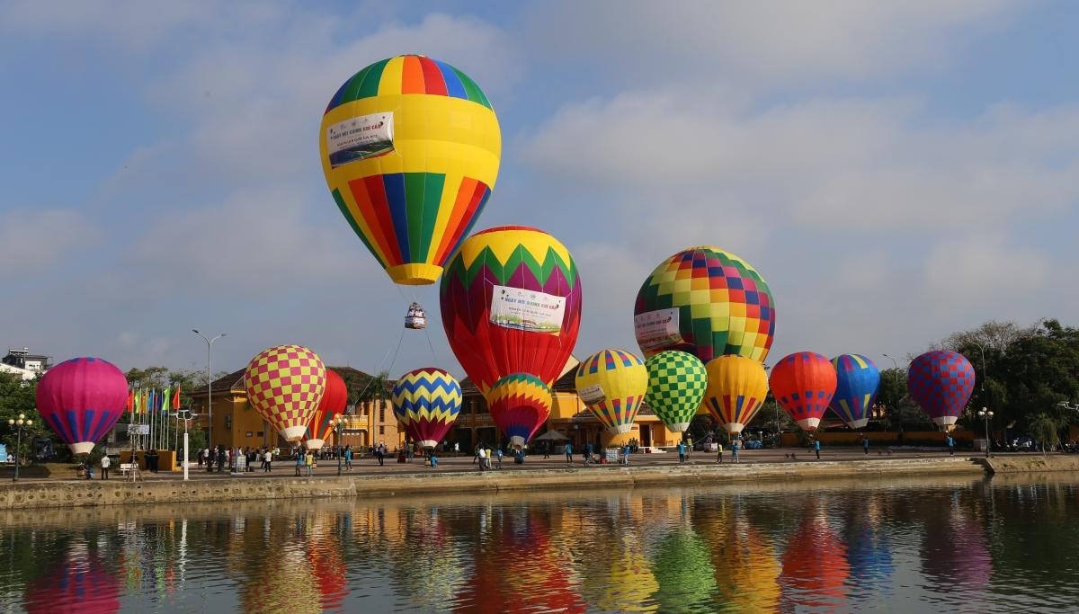 ruc ro sac mau ngay hoi khinh khi cau ben song hoai tp hoi an hinh 6