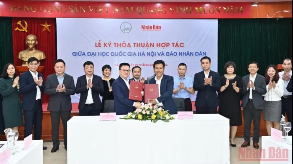 bao nhan dan va dai hoc quoc gia ha noi ky ket hop tac hinh 1
