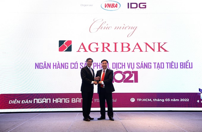 agribank don nhan hai giai thuong ngan hang viet nam tieu bieu 2021 hinh 1