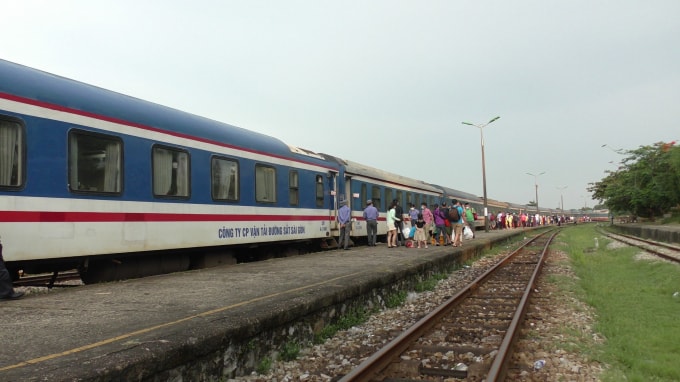 nghi le 30 4 duong sat chay them nhieu doan tau khach khu vuc phia nam hinh 1