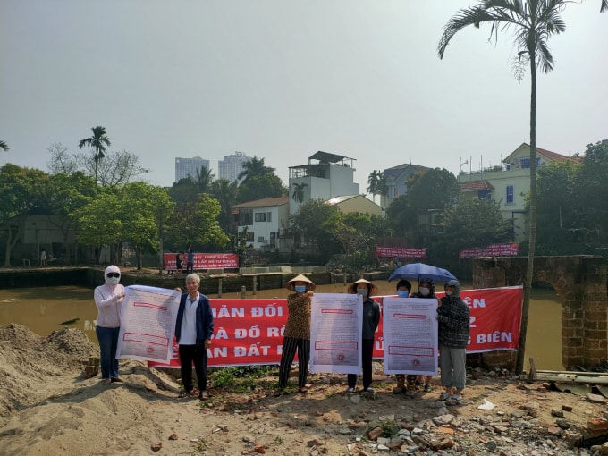dong thai bat ngo cua quan long bien tam dung san lap ho de doi thoai voi nguoi dan hinh 1