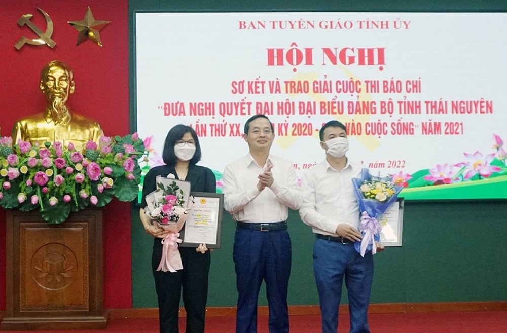 thai nguyen trao giai bao chi gop phan dua nghi quyet dang bo tinh vao cuoc song hinh 1