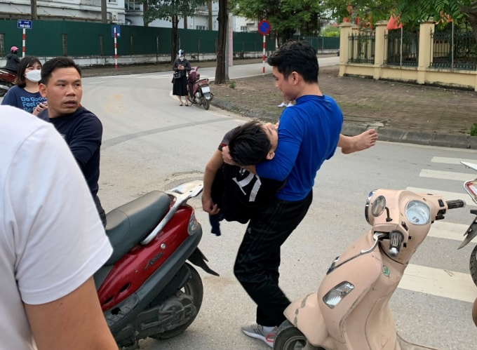 ha noi nam thanh nien guc xuong san be tong co giat duoc canh sat kip thoi cuu song hinh 2