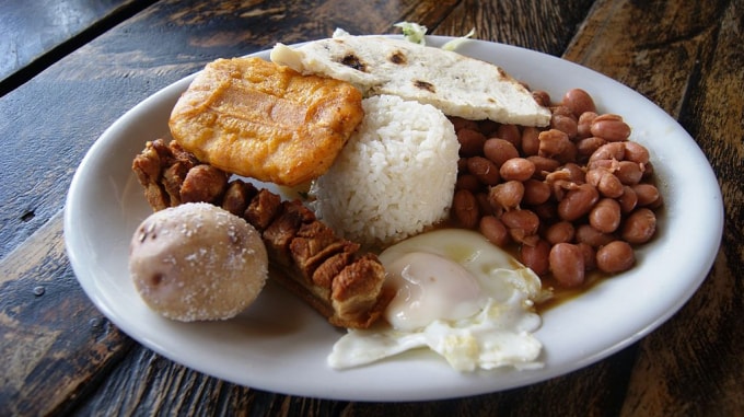 kham pha 13 mon an truyen thong ngon kho cuong cua colombia hinh 1