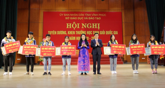 day hoc kieu nhoi nhet chay theo thanh tich ao dang boc lo nhieu mat trai hinh 2