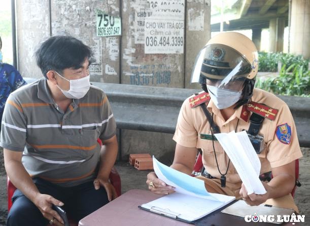 csgt tp hcm xu phat vi pham toc do nhieu nguoi moi bi tuoc bang lai nay lai bi giam xe hinh 20