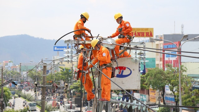 evnnpc dam bao cap dien trong thoi gian nghi gio to hung vuong giai phong mien nam quoc te lao dong sea games 31 hinh 1