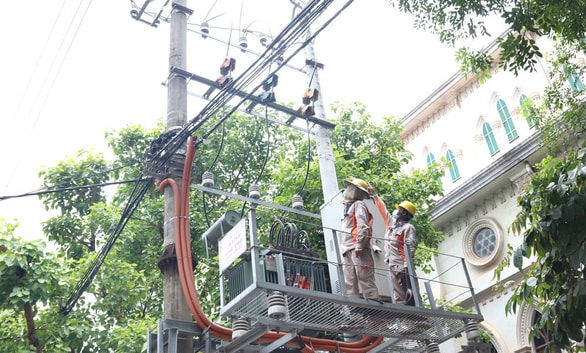 evnnpc dam bao cap dien trong thoi gian nghi gio to hung vuong giai phong mien nam quoc te lao dong sea games 31 hinh 3