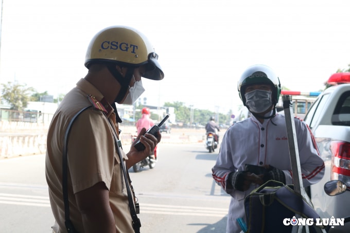 csgt tp hcm xu phat vi pham toc do nhieu nguoi moi bi tuoc bang lai nay lai bi giam xe hinh 16
