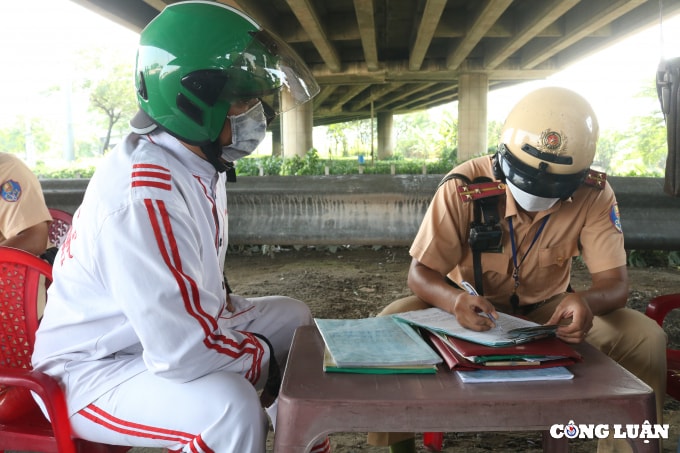csgt tp hcm xu phat vi pham toc do nhieu nguoi moi bi tuoc bang lai nay lai bi giam xe hinh 17