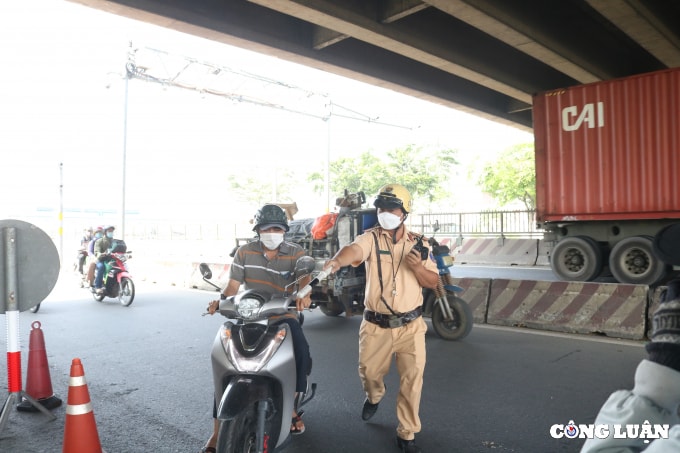 csgt tp hcm xu phat vi pham toc do nhieu nguoi moi bi tuoc bang lai nay lai bi giam xe hinh 18