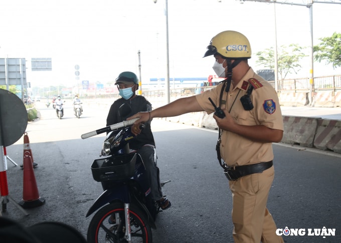 csgt tp hcm xu phat vi pham toc do nhieu nguoi moi bi tuoc bang lai nay lai bi giam xe hinh 1