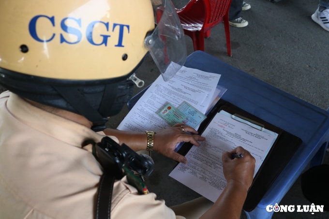 csgt tp hcm xu phat vi pham toc do nhieu nguoi moi bi tuoc bang lai nay lai bi giam xe hinh 2