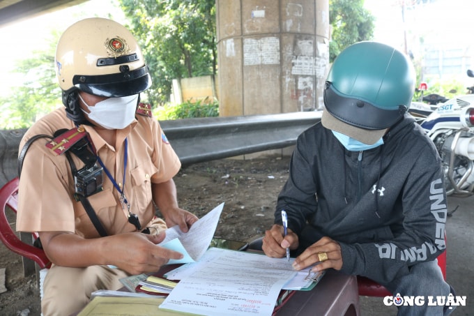 csgt tp hcm xu phat vi pham toc do nhieu nguoi moi bi tuoc bang lai nay lai bi giam xe hinh 19
