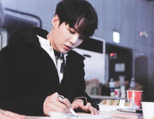 7 ngoi sao kpop co su nghiep dinh dam khong kem nghe ca hat hinh 2