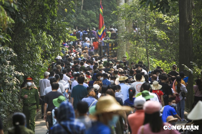 hang van nguoi dan do ve den hung truoc ngay chinh le hinh 7