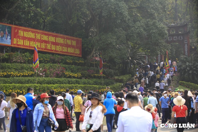 hang van nguoi dan do ve den hung truoc ngay chinh le hinh 5