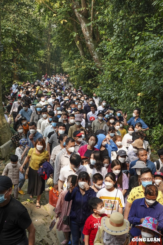 hang van nguoi dan do ve den hung truoc ngay chinh le hinh 8