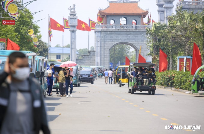 xe dich vu khu di tich den hung tu dong tang gia nhieu nguoi dan nham lan hinh 1